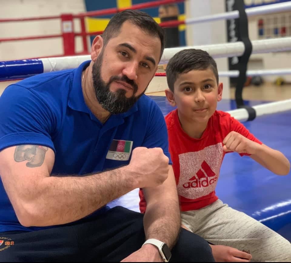 Adjmal Omarzada tillsammans med en ung boxare