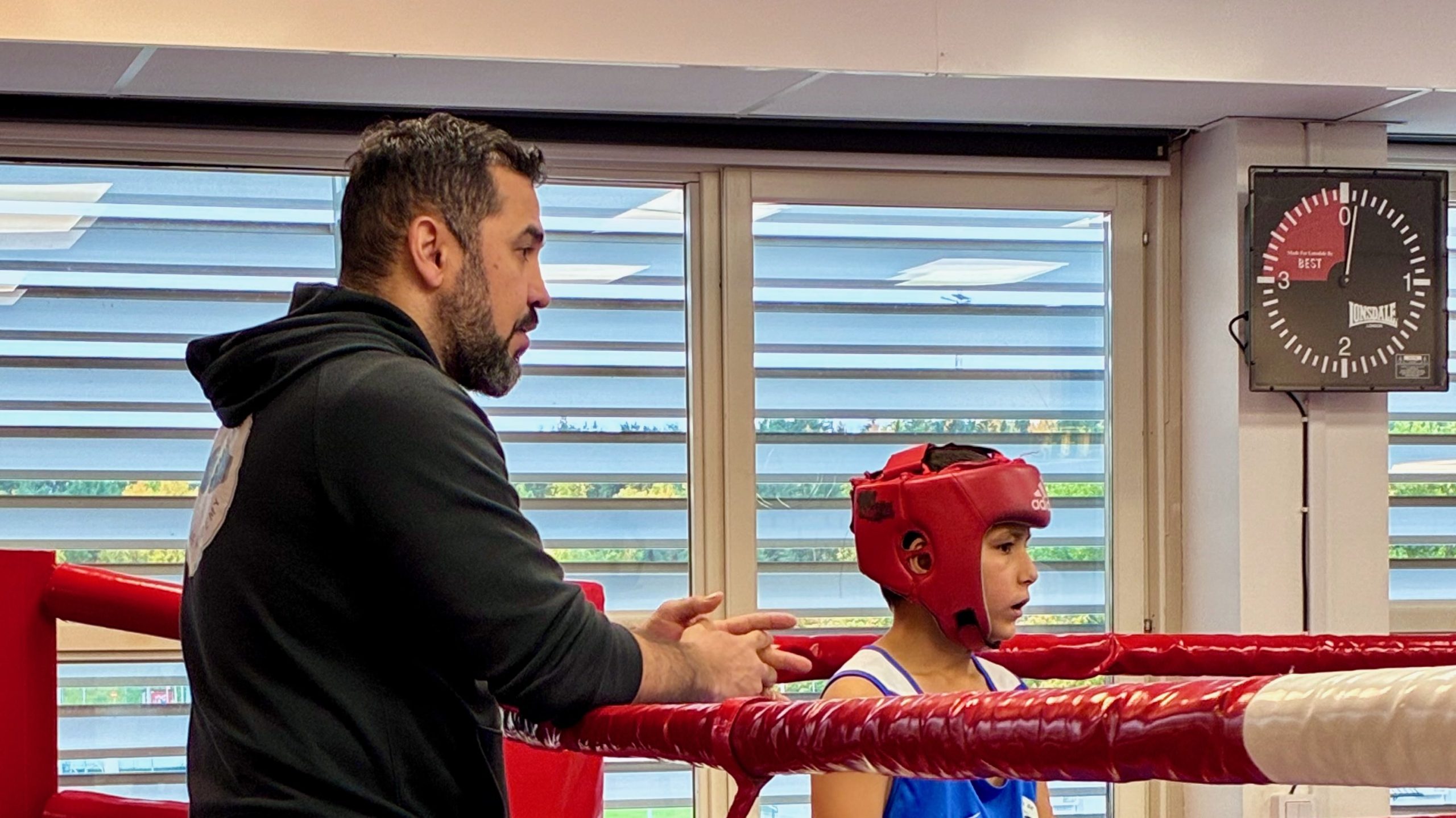 Boxare och tränare vid ringen under diplomserien i Botkyrkahallen